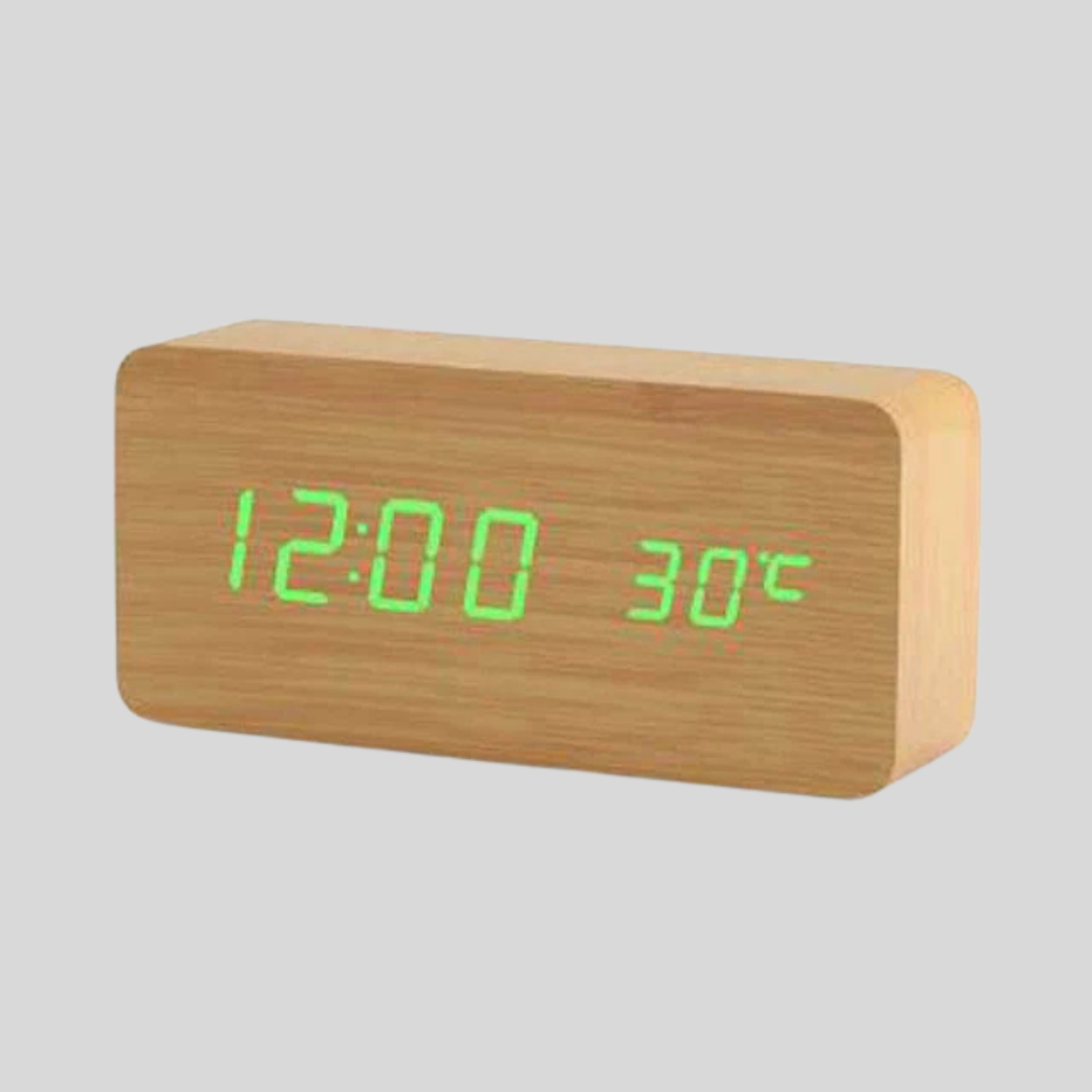 Moderne digital klokke som interiørdetalj, LED-skjerm, doble alarmer og temperaturvisning.