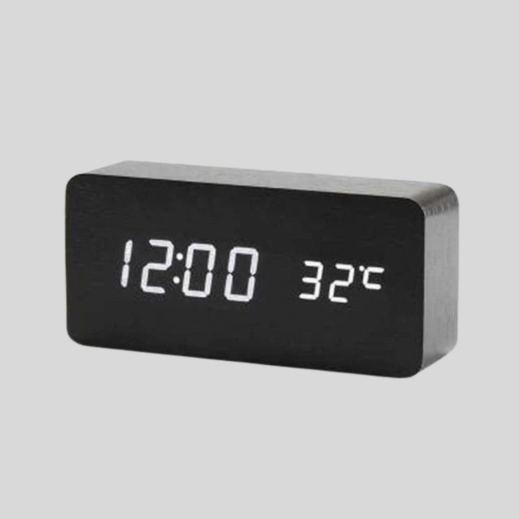 Stemmeaktivert LED-vekkerklokke med doble alarmer, temperatur og stilren design for soverom.