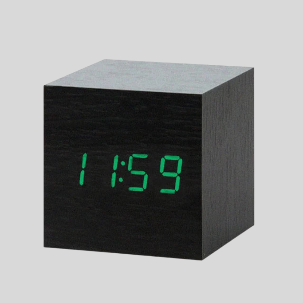 Stilren LED-vekkerklokke for et moderne hjem, stemmeaktivert med doble alarmer.