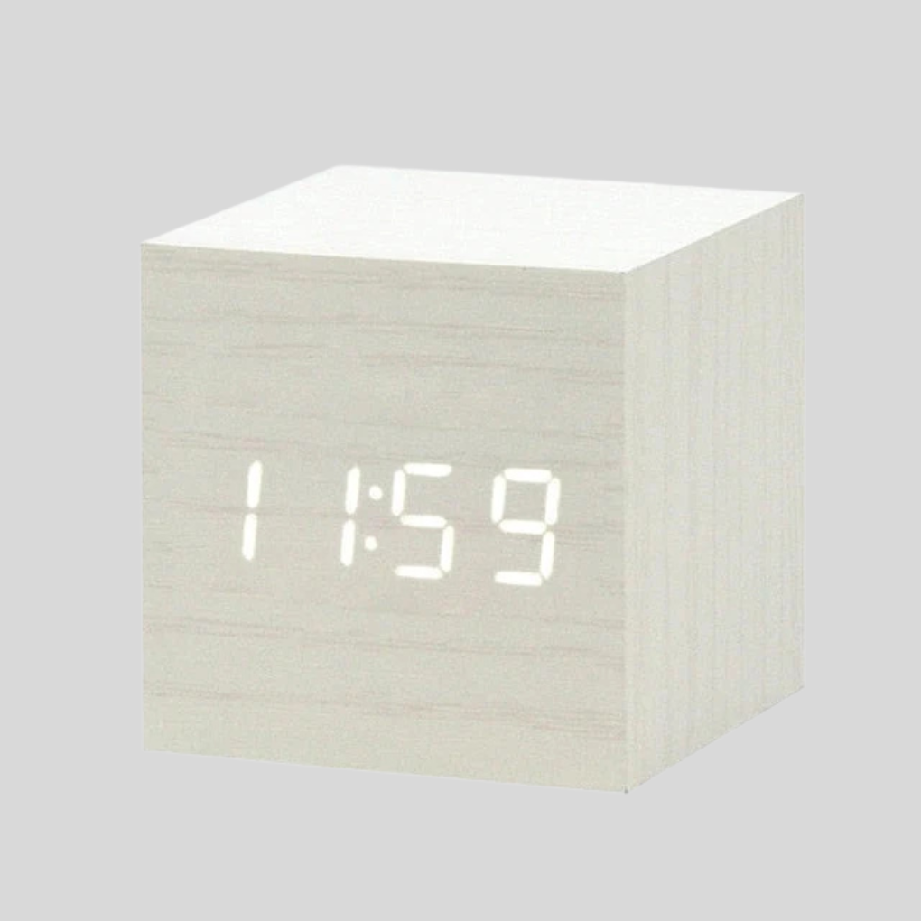 Ny4 LED-vekkerklokke, digital, stemmeaktivert, doble alarmer og temperaturvisning; stilren design.