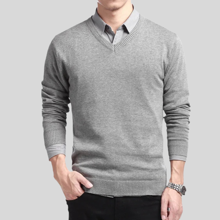 Komfortabel bomullsgenser med V-hals for herre, vist lagvis med skjorte. Perfekt for casual og smart stil.