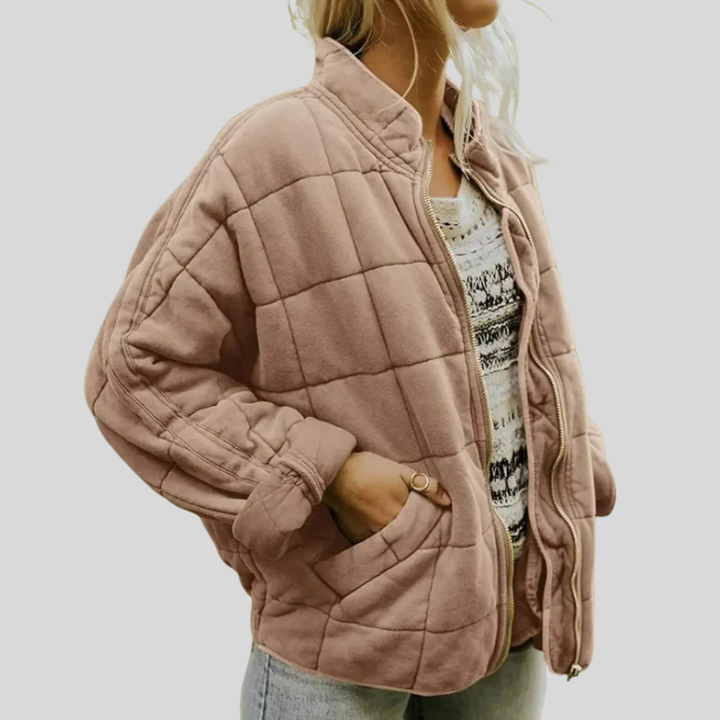 Bakside av oversized overgangsjakke for kvinner, med løs passform som komfortabelt yttertøy.