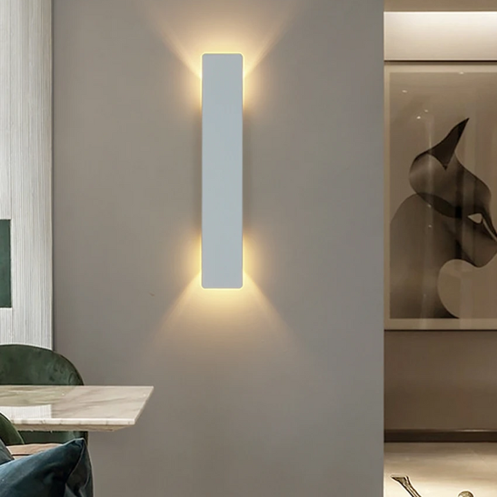Værbestandig LED utendørs vegglykt for terrasse, hage og fasade. Moderne, funksjonell IP65-lampe.