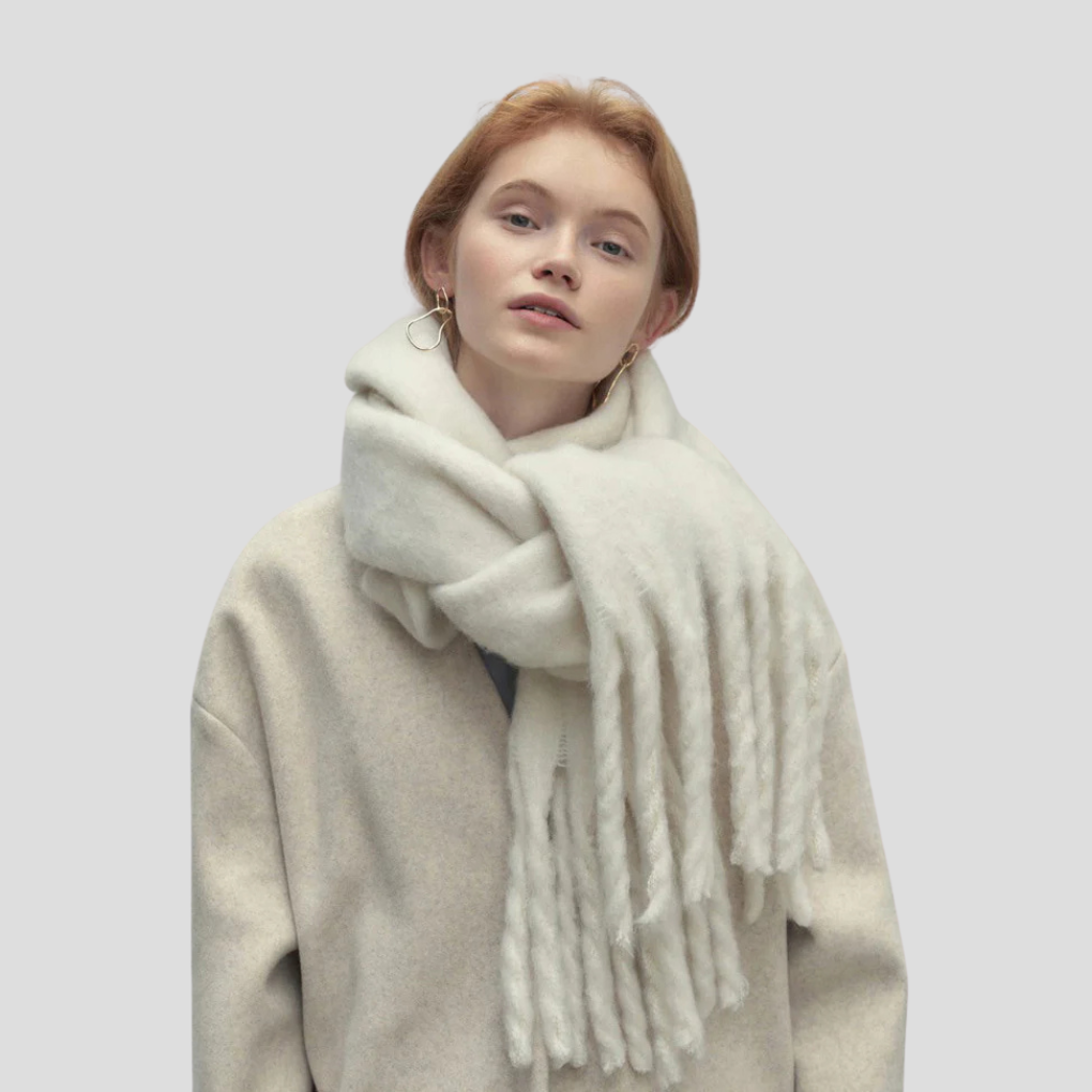 Kvinners elegante frynsesjal i myk strikk, perfekt for stilfull lagdeling og varm høstmote.