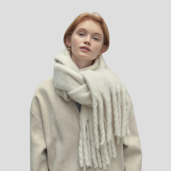 Kvinners elegante frynsesjal i myk strikk, perfekt for stilfull lagdeling og varm høstmote.