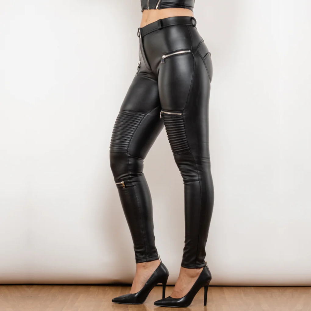 Elegant kvinners slim bukse i svart stretchy faux-lær. Moderne PU-lær bukse for komfortabel hverdagsbruk.