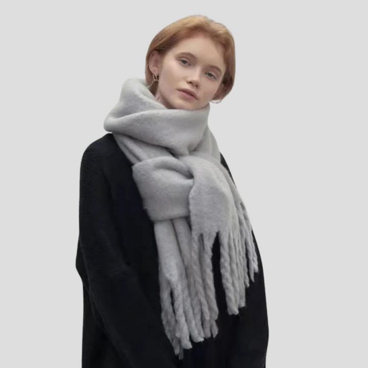 Stilfullt kvinners sjal med frynser for lagdeling. Elegant tilbehør for kjølige høst- og vinterdager.