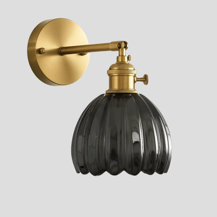 Elegant vegglys i retro design, tulipan glasslampe som gir varm belysning til rommet.