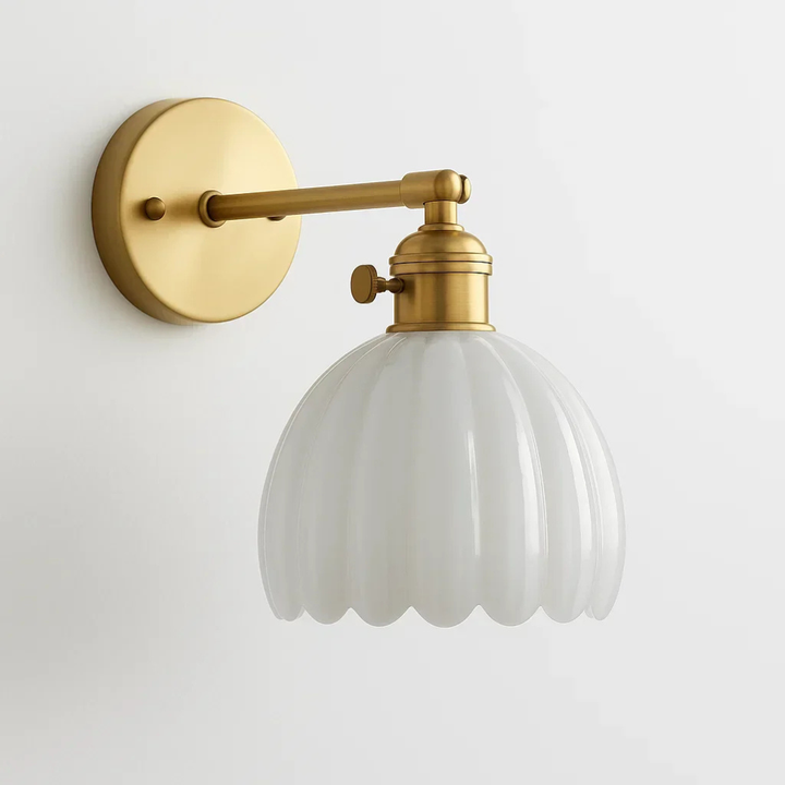 Nærbilde av retro tulipan vegglampe i opalglass, detaljer av den vakre glasslampen.