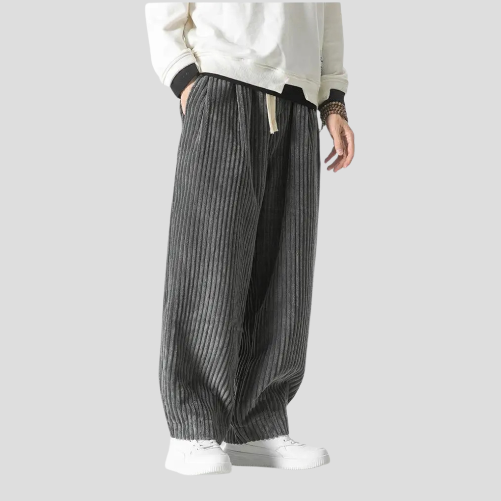 Komfortable hverdagsbukser for menn. Løse, rette herrebukser i stoff for en avslappet, men stilig look.