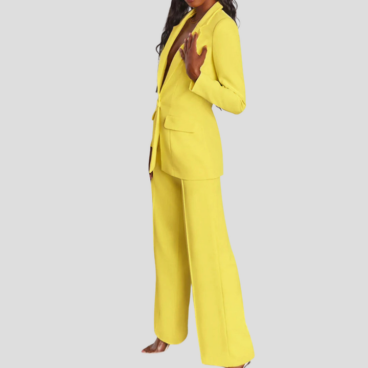 Elegant blazer og bukse, et komplett klesett som utstråler sofistikert stil for kvinner.