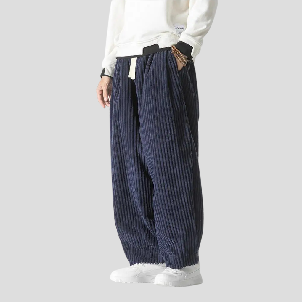 Løse rette herrebukser i stoff for optimal komfort. Stilige hverdagsbukser for menn; perfekt casual look.
