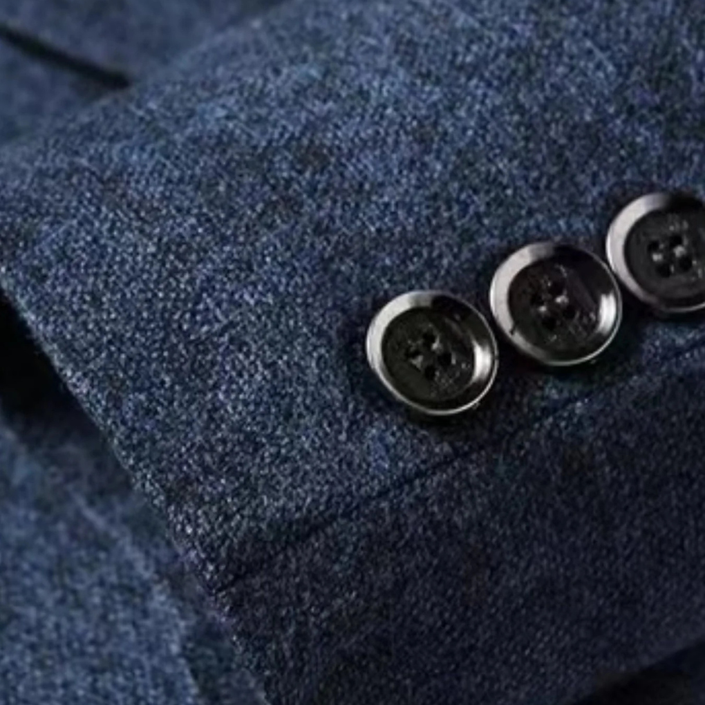 Detaljert bilde av herreblazer, frontvisning som viser klassisk snitt for en semi-formell stil.