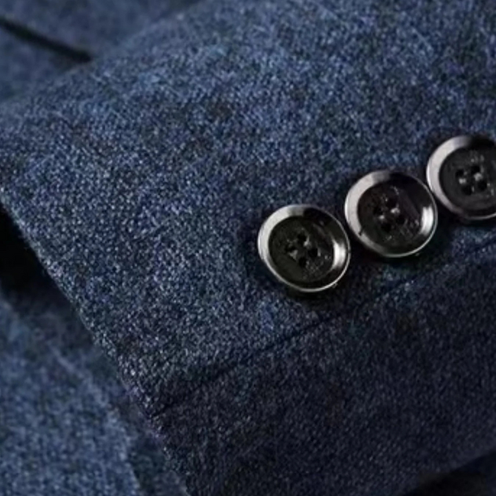 Detaljert bilde av herreblazer, frontvisning som viser klassisk snitt for en semi-formell stil.
