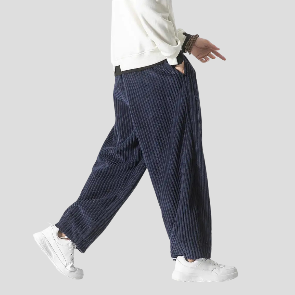 Klassiske herrebukser med løs rett passform. Myke og komfortable stoffbukser for menns hverdag og casual bruk.