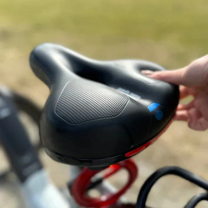 Svart, ergonomisk sykkelsete designet for langtur. Reduserer trykk og øker komfort for både landevei og terrengsykkel.