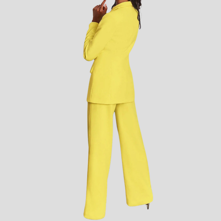 Sofistikert dameklesett med blazer og bukse; chic og stilig for moderne kvinner.