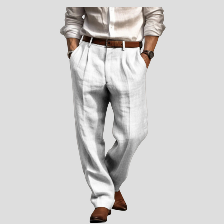 Hvit plissert linbukse for menn. Allsidig herrebukse som passer både elegant og casual stil.