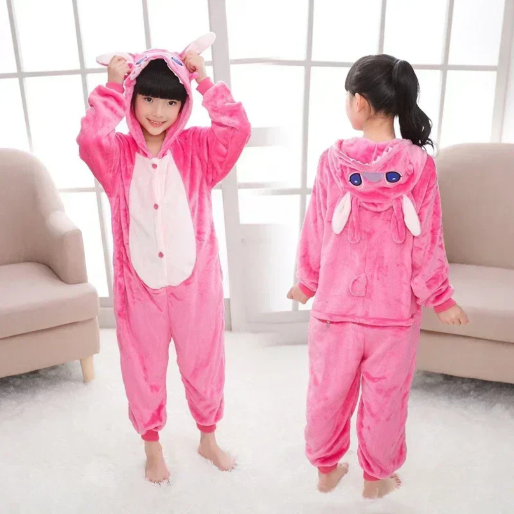 Rosa Stitch-inspirert onesie for barn. Myk og koselig pysjamas/kosedress, ideell for filmkvelder.