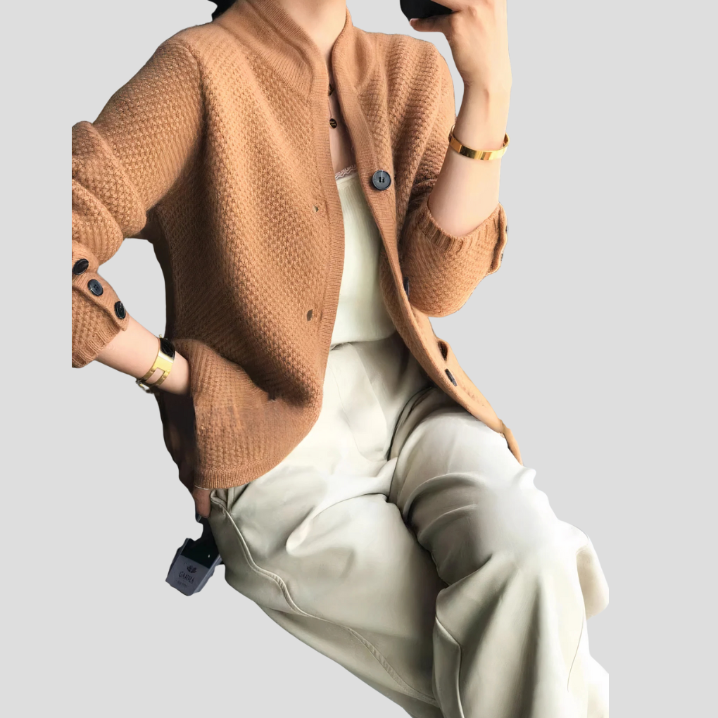 Stilren og komfortabel kvinners cardigan. Myk strikkejakke for en moteriktig og elegant lag-på-lag look.