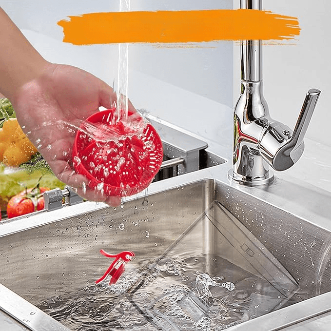 Frukt og grønnsaker ved siden av en bærbar USB-C juicer. Lag sunn, vitaminrik juice uten fruktkjøtt, enkel å bruke.