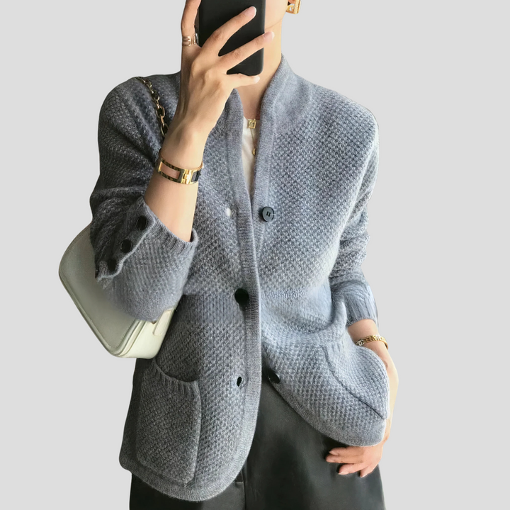 Allsidig kamelbrun strikket cardigan for kvinner, ideell for elegant hverdagsbruk eller kontormote.