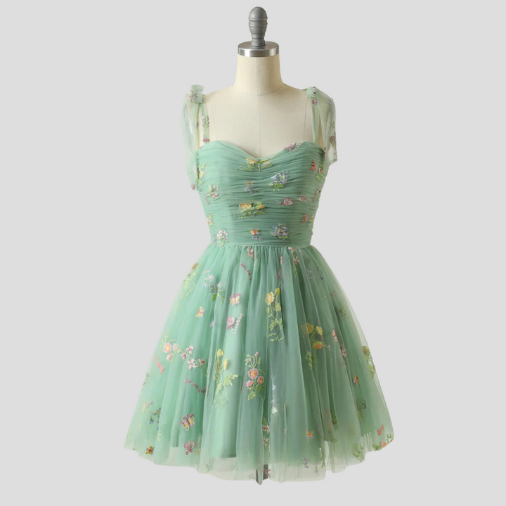Elegant brodert tyllkjole, en nydelig aftenkjole og prinsessekjole for skoleball eller fest. Maxikjole.