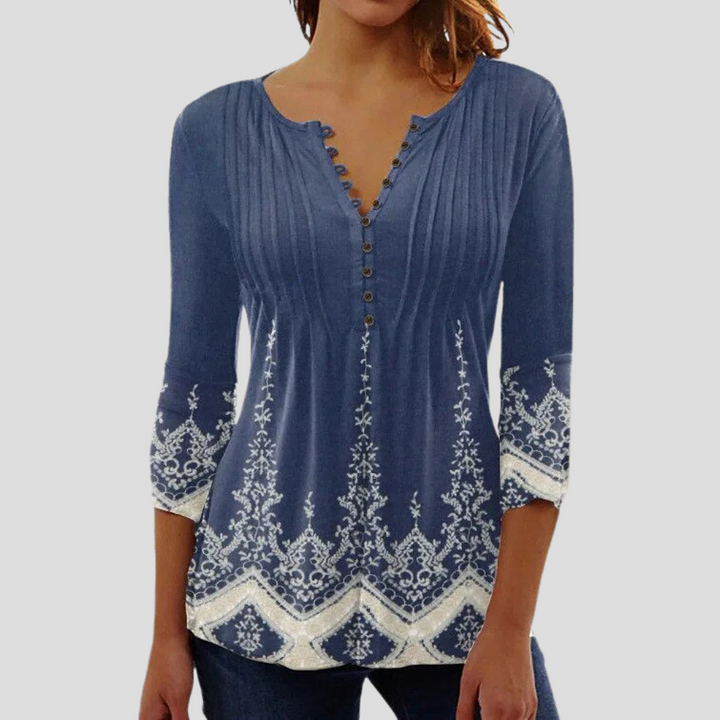 Myk og feminin kvinnetopp med elegant snitt. En stilfull bluse som passer til mange antrekk.