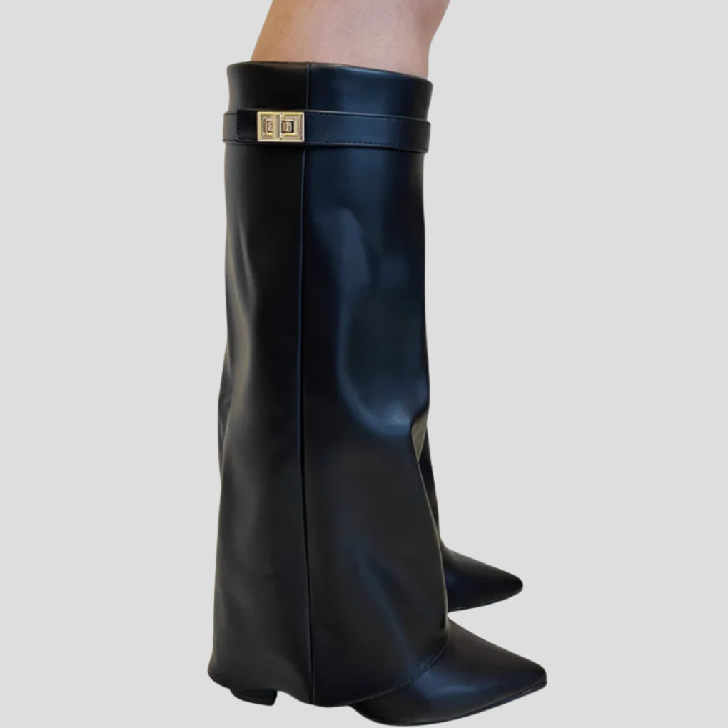 Svarte, høyhælte dame støvler med solid blokkhæl. Tidsriktig og elegant design for vinterbruk i skinnlook.