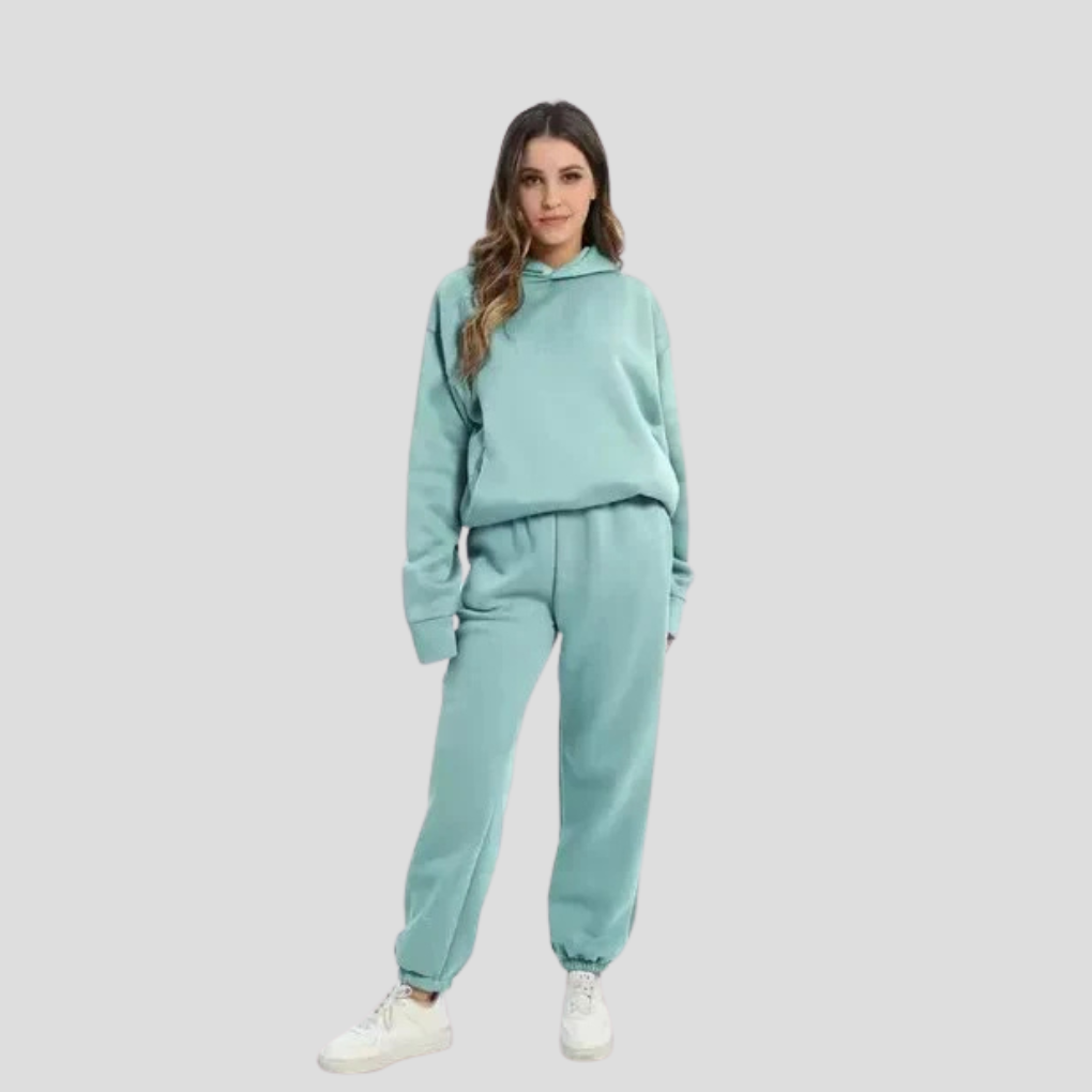 Føl deg komfortabel med dette hettegenser- og joggesettet for kvinner. Perfekt for avslappede vinterdager hjemme.