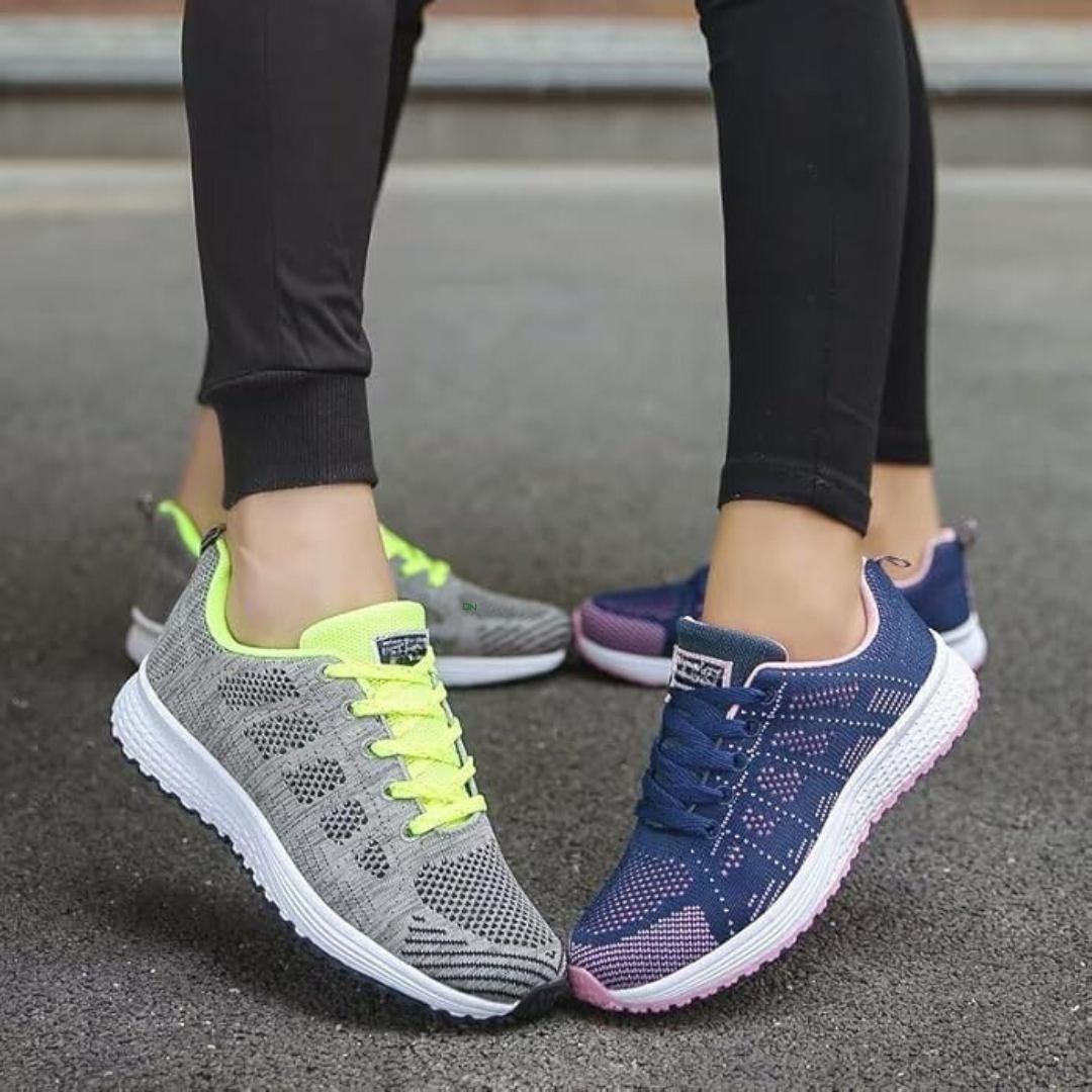 Et par hvite kvinner's pustende sneakers, klare for enhver aktivitet. Komfortable lette joggesko.