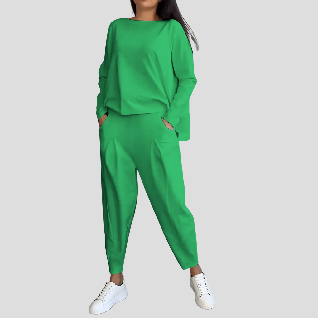 Detaljbilde av det elegante kvinnesettet; en tidløs klassiker for en allsidig garderobe og stil.