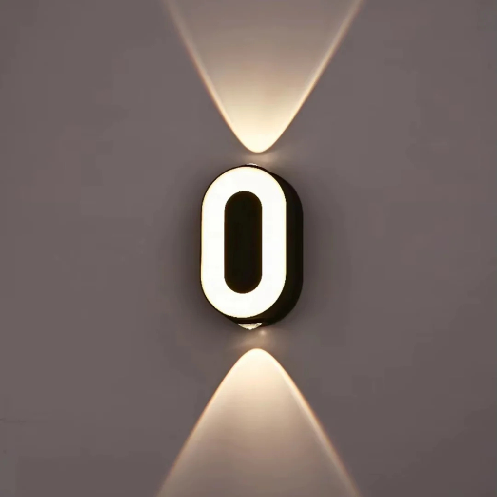 Stilrent LED-husnummer for utendørs bruk. Gir moderne belysning til din boligadresse.
