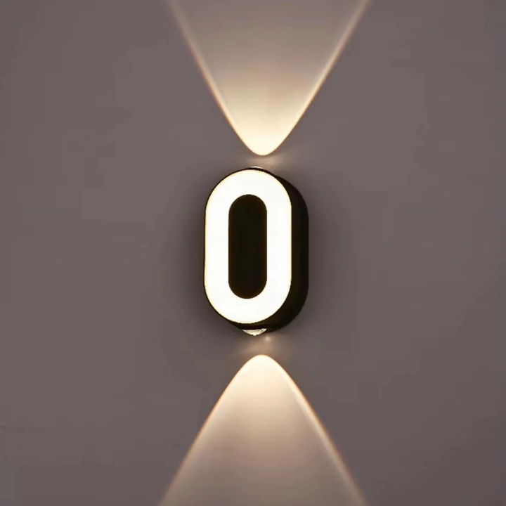 Stilrent LED-husnummer for utendørs bruk. Gir moderne belysning til din boligadresse.
