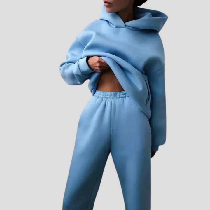 Nytt hettegenser og joggebuksesett for kvinner. Moderne, avslappet stil for vinterloungewear og hverdagsklær.