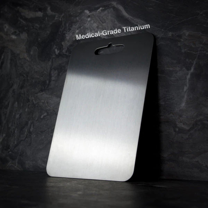 Elegant titanium kuttbrett for kjøkkenet, hygienisk og knivvennlig skjærefjøl for matlaging, bærekraftig valg.