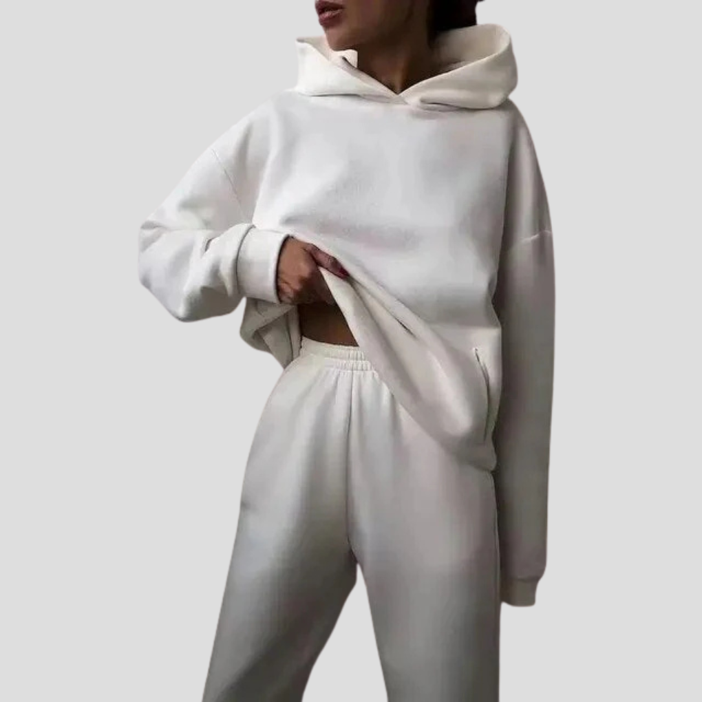 Vinterklær for kvinner: Koselig hettegenser og joggesett. Mykt og avslappet design, perfekt som varmt loungewear.