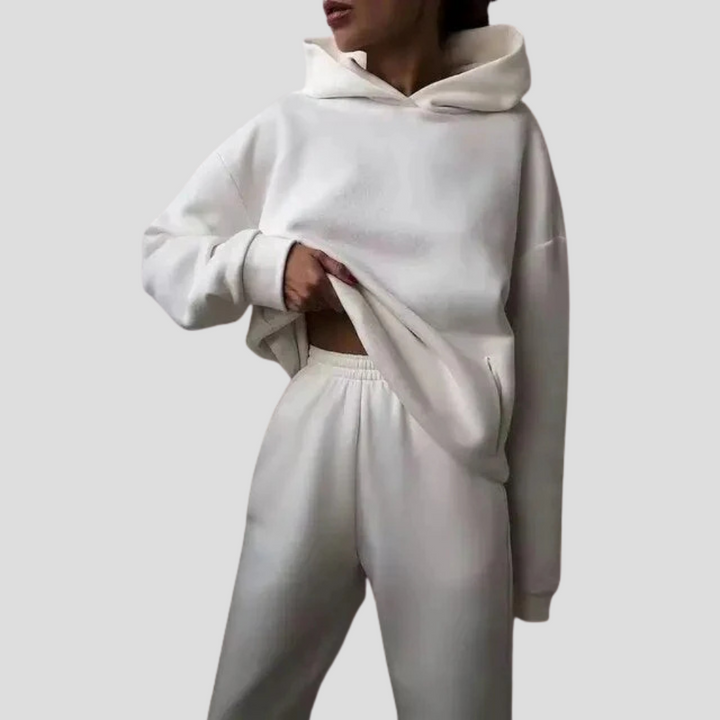 Vinterklær for kvinner: Koselig hettegenser og joggesett. Mykt og avslappet design, perfekt som varmt loungewear.