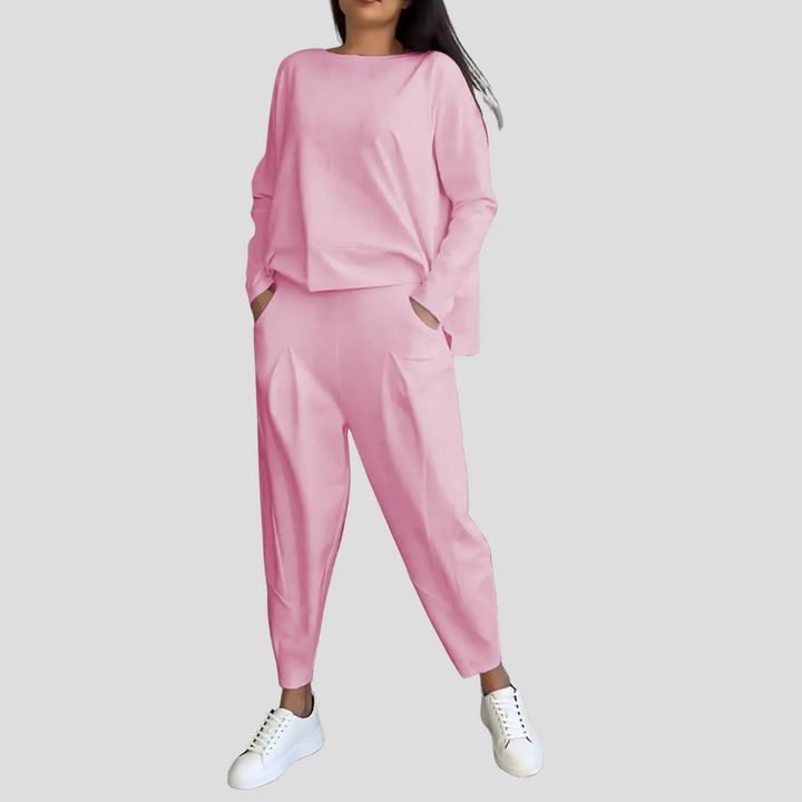 Nærbilde av det komfortable stoffet i det todelte kvinnesettet, fremhever kvalitet og tekstur.