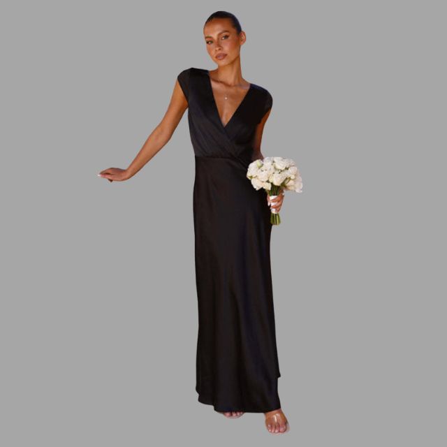 Elegant sort sateng aftenkjole, V-utringning, for en kveld med stil og glamour.