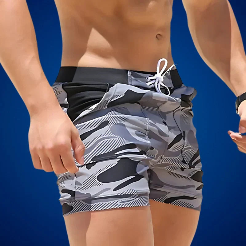 Rasktørkende herre badebukser i elastisk polyester. Allsidige strandshorts for badetøy og sommerfritid.