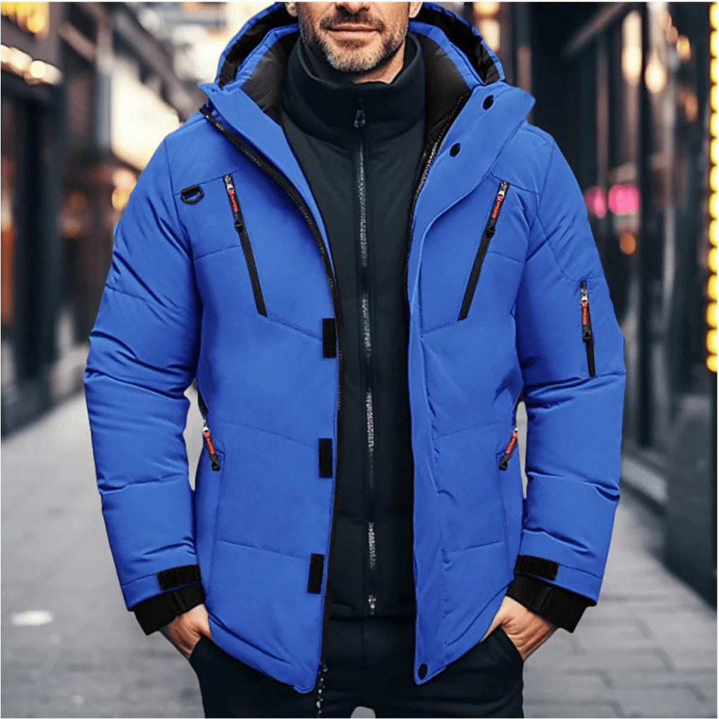 Menns isolerte vinterjakke i polyester, designet for varme og komfort i kulde. Ideell for utendørs bruk.