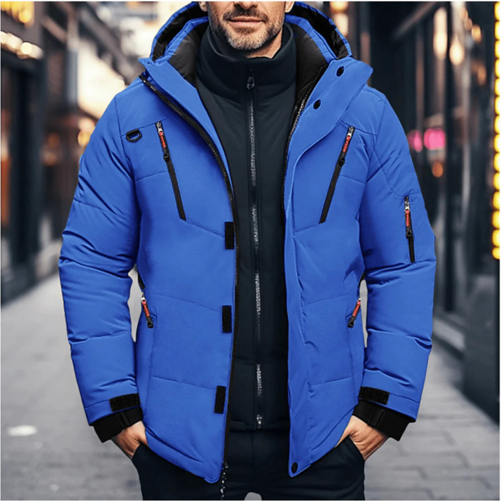 Menns isolerte vinterjakke i polyester, designet for varme og komfort i kulde. Ideell for utendørs bruk.
