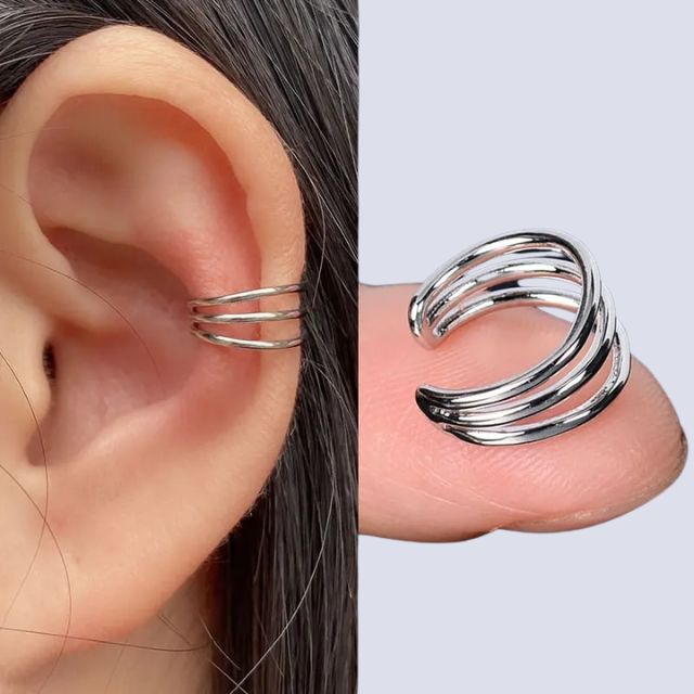 Glansfull sølv øremansjett med spiral, et chic tilbehør som gir et løft til antrekket.