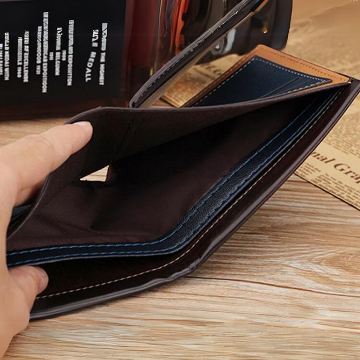 Nærbilde av elegant kuskinnlommebok. Viser materialtekstur og håndverk.