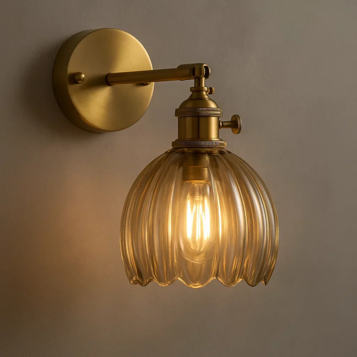 Sideutsikt av retro tulipan glasslampe, en sjarmerende designlampe for et unikt interiør.