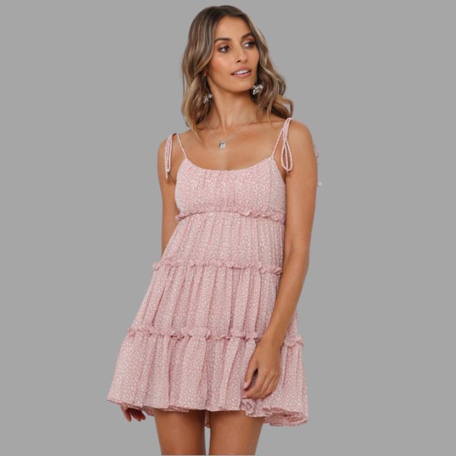 Lagdelt minikjole i pastell med volanger, blomstertrykk og lettvekt polyester for ferie.