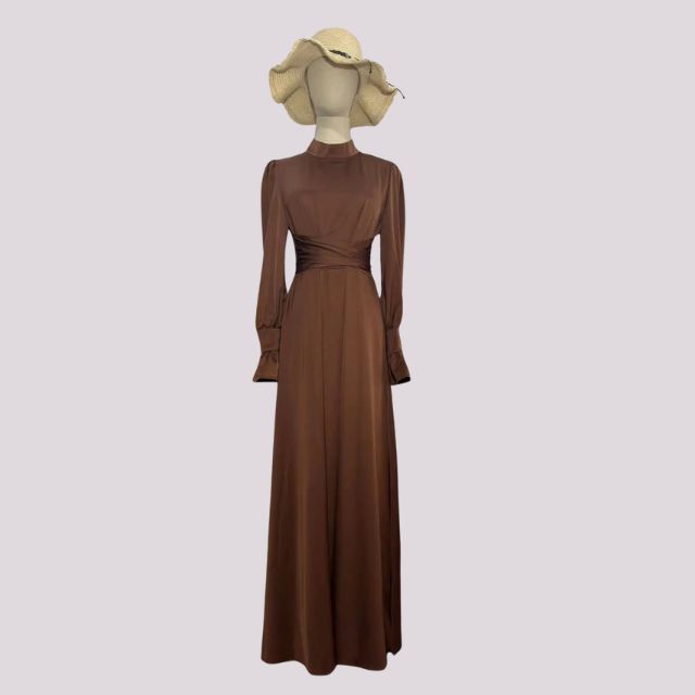 Dame i elegant amber turtleneck kjole, ideell som festkjole eller komfortabel høst- og vinterkjole.