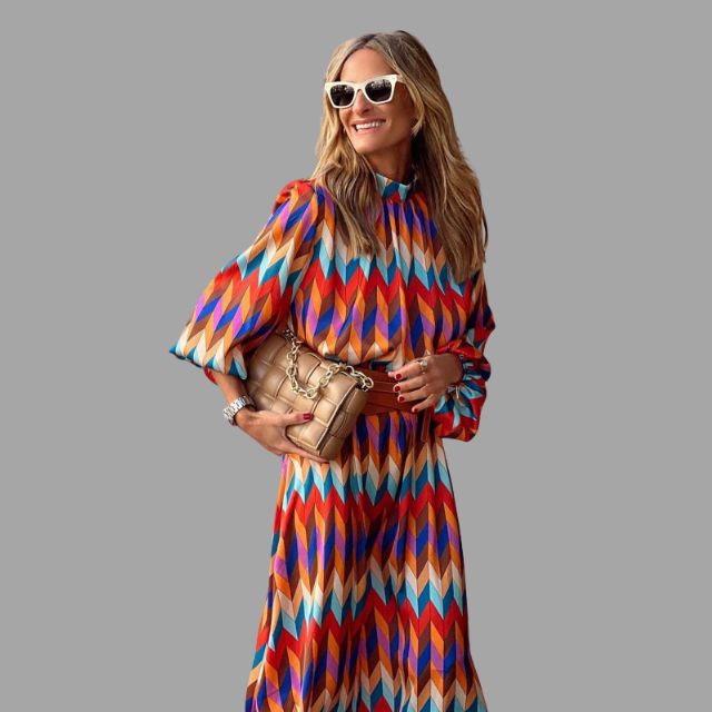 Fargerik og elegant midikjole med chevronmønster, belte, polyester, perfekt for fest.