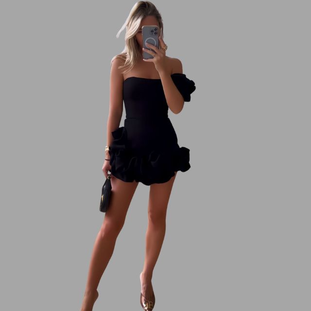 Elegant damekjole med én skulder for fest og spesielle anledninger.
